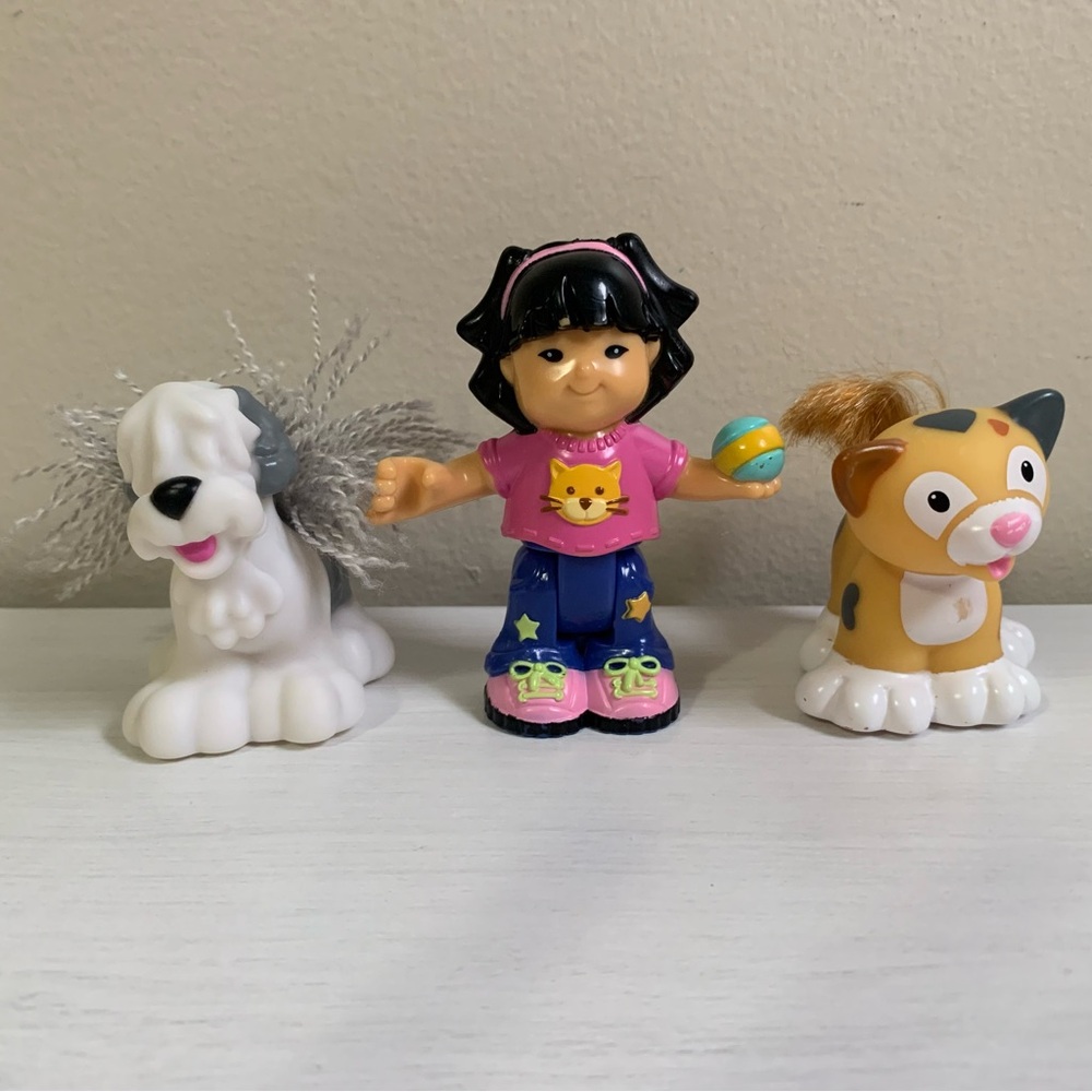 Fisher-Price Little People Poseable Sonya Lee Touch and Feel Dog & Cat Pet Salon